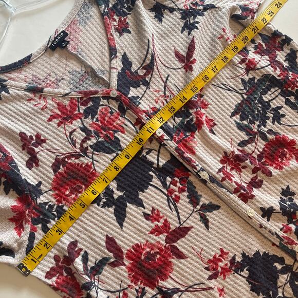 Torrid Hilo Floral Waffle Knit Tee Womens 1X Favorite V-Neck Tunic Top - Picture 9 of 10
